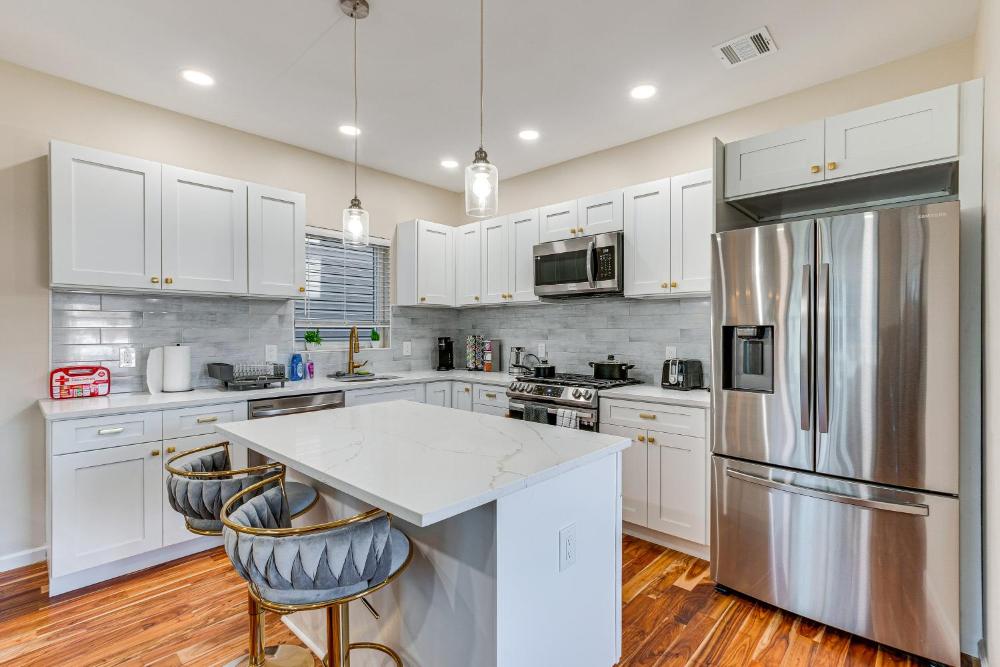 Luxe Newark Retreat with Rooftop Deck Pets Welcome!
